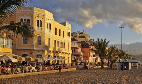 Om kveldene er det folksomt på serveringsstedene langs de flotte og populære badestrendene i Las Palmas. Las Palmas Canteras Beach, Las Palmas, Unescos liste over Verdensarven, Gran canaria, Kanariøyene, Spania