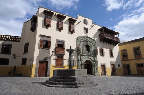 Casa de Colón i Las Palmas er et typisk eksempel på den kanariske arkitekturen med røtter i renessansen, med et vakkert innvendig gårdsrom med arkader. I dag huser Casa de Colón et museum om Cristopher Columbus, som bodde her under en av overfartene til Amerika. Columbus, Casa de Colón i Las Palmas, Gran Canaria, Kanariøyene, Spania