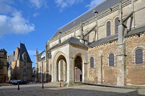 Cathédrale de Saint Juliens skip fra år 1080 i normansk stil peker mot vest og elven Sarthe, og ender ved Place du Cardinal Grente. Foto: Selbymay / Wikipedia CC BY SA 3.0 Le Mans, Maine, Vieux Mans, Sarthe, La Cité Plantagenét, romertid, middelalder, Henry den II. La Reine Bérengère, Cathédrale Saint-Julien de Le mans, Unescos liste over Verdensarven, Vest-Frankrike, Frankrike
