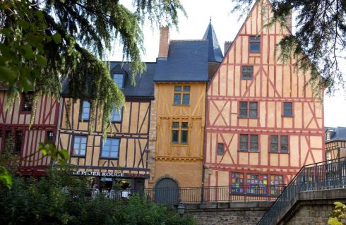 Ved husrekken leder trapper ned til elven og tunnelen under byen, som Le Mans, Maine, Vieux Mans, Sarthe, La Cité Plantagenét, romertid, middelalder, Henry den II. La Reine Bérengère, Cathédrale Saint-Julien de Le mans, Unescos liste over Verdensarven, Vest-Frankrike, Frankrike