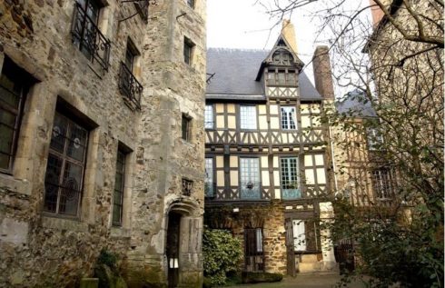 Det byhistoriske museet Musee de la Reine Bérengère ligger i nummer 7-11 i Rue de la Reine Bérengère i forlengelsen av den gamle Grande Rue. Foto: © Ville du Mans / Gilles Moussé Le Mans, Maine, Vieux Mans, Sarthe, La Cité Plantagenét, romertid, middelalder, Henry den II. La Reine Bérengère, Cathédrale Saint-Julien de Le mans, Unescos liste over Verdensarven, Vest-Frankrike, Frankrike