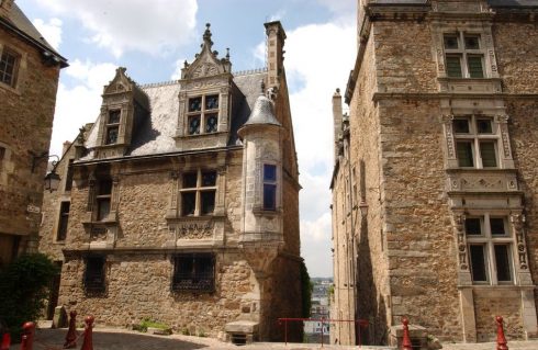 Maison de la Tourelle til venstre og Palais du grabatoire til hyre - mellom dem går trappene ned mot elven. Foto: © Ville du Mans / Gilles Moussé Le Mans, Maine, Vieux Mans, Sarthe, La Cité Plantagenét, romertid, middelalder, Henry den II. La Reine Berenger, Cathédrale Saint-Julien de Le mans, Unescos liste over Verdensarven, Vest-Frankrike, Frankrike