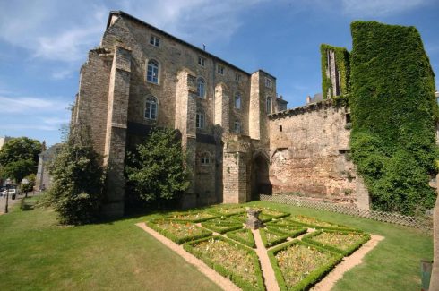 Collegiale Saint-Pierre-la-Cour ble bygd som et kapell til grevene av Maine allerede midt på 800-tallet. Foto: © Ville du Mans / Gilles Moussé Le Mans, Maine, Vieux Mans, Sarthe, La Cité Plantagenét, romertid, middelalder, Henry den II. La Reine Berenger, Cathédrale Saint-Julien de Le mans, Unescos liste over Verdensarven, Vest-Frankrike, Frankrike