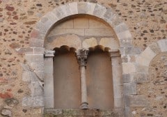 Et originalt vindu i romansk stil fra 1100-tallet i Palais des Comtes du Maine, dagens rådhus. Foto: © Ville du Mans / Gilles Moussé Le Mans, Maine, Vieux Mans, Sarthe, La Cité Plantagenét, romertid, middelalder, Henry den II. La Reine Berenger, Cathédrale Saint-Julien de Le mans, Unescos liste over Verdensarven, Vest-Frankrike, Frankrike