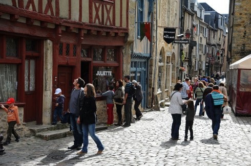 Fra den sjarmerende hovedgaten Grand Rue fra middelalderen. Foto: © Ville du Mans / Gilles Moussé Le Mans, Maine, Vieux Mans, La Cité Plantagenét, romertid, middelalder, Henry den II. La Reine Berenger, Cathédrale Saint-Julien de Le mans, Unescos liste over Verdensarven, Vest-Frankrike, Frankrike