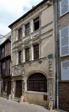 Maison d'Adam et Eve har en flott dekorert fasade mot gaten. Foto: Selbymay / Wikipedia CC BY SA 3.0 Le Mans, Maine, Vieux Mans, Sarthe, La Cité Plantagenét, romertid, middelalder, Henry den II. La Reine Berenger, Cathédrale Saint-Julien de Le mans, Unescos liste over Verdensarven, Vest-Frankrike, Frankrike