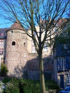 Romernes bymurer har stått seg godt gjennom nesten to tusen år. Foto: Stpehvvv / Wikipedia CC BY SA 3.0 Le Mans, Maine, Vieux Mans, Sarthe, La Cité Plantagenét, romertid, middelalder, Henry den II. La Reine Bérengère, Cathédrale Saint-Julien de Le mans, Unescos liste over Verdensarven, Vest-Frankrike, Frankrike