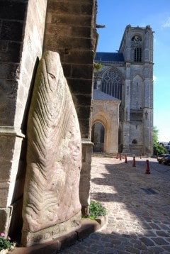 Le menhir er en merkelig stein, som gjennom tusener av år er formet av vann. Foto: © Ville du Mans / Pierre Mesnage Le Mans, Maine, Vieux Mans, Sarthe, La Cité Plantagenét, romertid, middelalder, Henry den II. La Reine Bérengère, Cathédrale Saint-Julien de Le mans, Unescos liste over Verdensarven, Vest-Frankrike, Frankrike