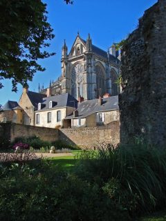 Le Mans Cathédrale St.-Julien rager over gamle bymurer - legg merke til steinkulene som er stablet - disse er fra middelalderen og ble brukt i engelskmennenes katapulter Le Mans, romertid, Ville Plantagenet, middelalder, Vieux Mans, vielle ville, Vest-Frankrike, Frankrike