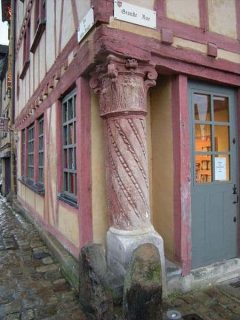 Maison du Pilier Rouge er navnet på huset med den røde søylen fra middelalderen. Foto: KatellG / Wikipedia Public Domain. Le Mans, Maine, Vieux Mans, Sarthe, La Cité Plantagenét, romertid, middelalder, Henry den II. La Reine Bérengère, Cathédrale Saint-Julien de Le mans, Unescos liste over Verdensarven, Vest-Frankrike, Frankrike