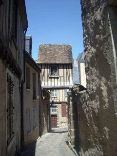 Det såkalte Maison Suspendue finner du over Rue Saint Parvin - er det mangel på tomter, så bygger man over gaten. Foto: Yodaspirine / Wikipedia CC BY SA 3.0 Le Mans, Maine, Vieux Mans, Sarthe, La Cité Plantagenét, romertid, middelalder, Henry den II. La Reine Bérengère, Cathédrale Saint-Julien de Le mans, Unescos liste over Verdensarven, Vest-Frankrike, Frankrike
