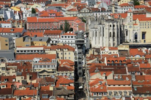 Bydelen Baixa i forgrunnen med Elevador de Santa Justa og kirkeruinen Igreja do Carmo til høyre. Bakenfor finner du Bairro Alto oppover åssiden. Lisboa, elven Tajo, Baixa, historisk, Alfama, gamlebyen Bairro Alto, Belém, Unescos liste over Verdensarven, Midt-Portugal, Portugal