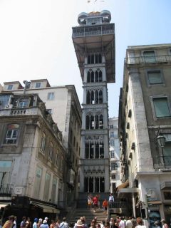 Lisboas særegne Elevador de Santa Justa bringer deg 32 meter opp i høyden til bydelen Chiado. (Du finner en liknende heis i Bern i Sveits) Lisboa, elven Tajo, Baixa, historisk, Alfama, gamlebyen Bairro Alto, Belém, Unescos liste over Verdensarven, Midt-Portugal, Portugal