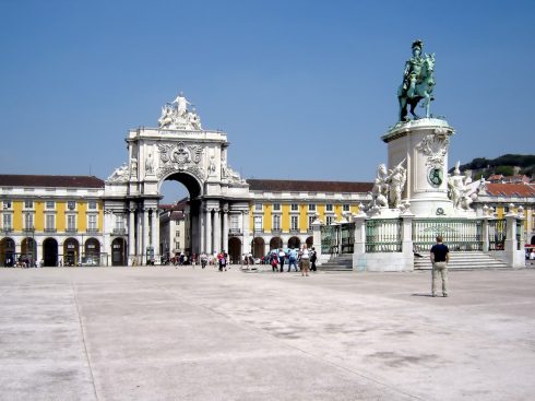 Plassen Praca do Comércio omgitt av kongepalasset ligger ved elven. Den viktige gågaten Rua Augusta i sentrumsbydelen Baixa starter ved triumfbuen. Lisboa, elven Tajo, Baixa, historisk, Alfama, gamlebyen Bairro Alto, Belém, Unescos liste over Verdensarven, Midt-Portugal, Portugal