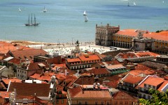 Plassen Praca do Comércio ved elven Tajo, hvor Lisboas viktige gågate Rua Augusta starter ved triumfbuen til høyre i bildet Lisboa, elven Tajo, Baixa, historisk, Alfama, gamlebyen Bairro Alto, Belém, Unescos liste over Verdensarven, Midt-Portugal, Portugal