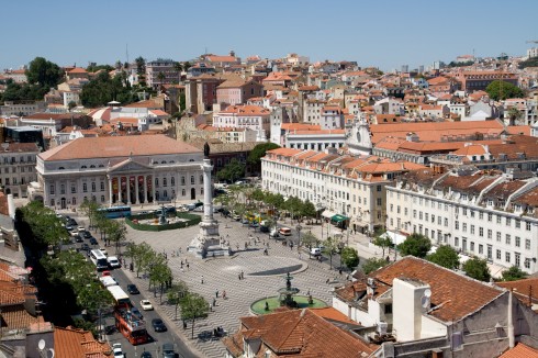 Den vakre plassen Rossio er samlingspunkt for både innbyggere og besøkende, og kjent for sine mange kafeer. Teatro Nacional Dona Maria II ligger øverst på plassen. Lisboa, elven Tajo, Baixa, historisk, Alfama, gamlebyen Bairro Alto, Belém, Unescos liste over Verdensarven, Midt-Portugal, Portugal