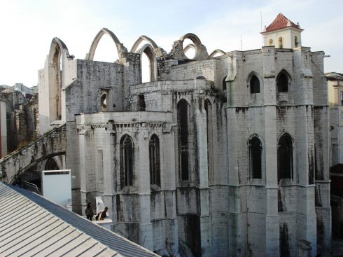 Igreja do Carmo var en gang Portugals største gotiske kirke. I dag huser ruinene et spennende arkeologisk museum. Lisboa, elven Tajo, Baixa, historisk, Alfama, gamlebyen Bairro Alto, Belém, Unescos liste over Verdensarven, Midt-Portugal, Portugal