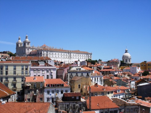 Den flotte barokke kirken Igreja Sao Vincente de Fora (til venstre) fra 1627 ligger i bydelen Alfama. Lisboa, elven Tajo, Baixa, historisk, Alfama, gamlebyen Bairro Alto, Belém, Unescos liste over Verdensarven, Midt-Portugal, Portugal