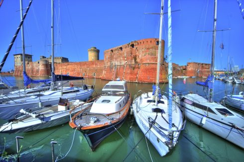 Livorno ble i år 1571 utpekt til å bli Toscanas nye hovedhavneby, etter at Pisas havn mudret igjen. Fortezza fra samme periode i bakgrunnen. Fortezza, havn, Livorno, Toscana, Midt-Italia, Italia