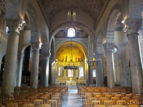 Interiøret i klosterkirken til Abbaye St. Martin d’Ainay er i romansk stil med en bysantinsk-inspirert freske i korets apside. Foto: ChatPardeur / Wikipedia Lyon, romertid,Abbaye St. Martin d’Ainay , Unescos liste over Verdensarven, renessansen, Midt-Frankrike