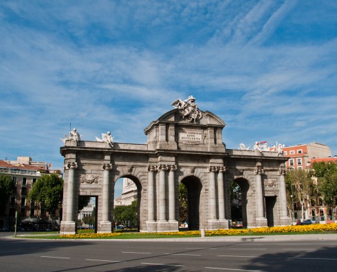 Puerta de Alcalá, påbegynt i år 1769, er hugget i granitt og ligger ved Plaza de la Independenzia i hjørnet av Parco del Retiro. Puerta de Alcalá, Plaza de la Independenzia, Parco del Retiro, Unescos liste over Verdensarven, historisk bydel, gamleby, Madrid, Madrid og innlandet, Spania