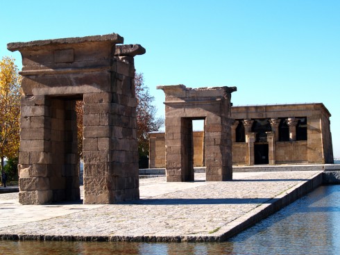 Et egyptisk tempel fra 100-tallet før vår tidsregning ble gitt i gave i forbindelse med flyttingen av mange oldtidsminner ved utbyggingen av Aswandammen. Templo de Debod, Unescos liste over Verdensarven, historisk bydel, gamleby, Madrid, Madrid og innlandet, Spania