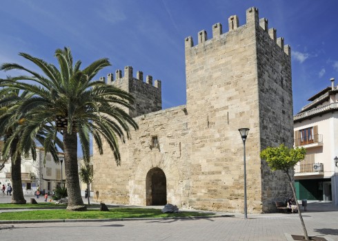 Alcudia har bevart en del av bymurene fra 1300-tallet, blant annet denne flotte byporten ved gamlebyen Alcudia, middelalder, gamleby, bymur, byport, Mallorca, Balearene, Spania