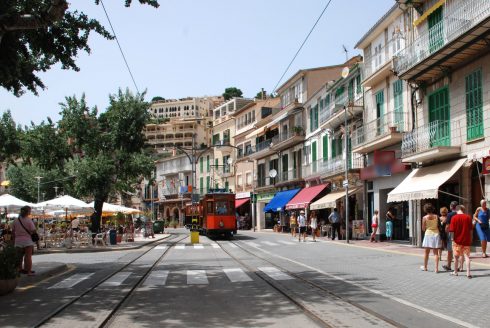 Fra Puorto de Sóller går det en gammel trikk opp til Sóller. Herfra kan du reise med en gammel smalsporet jernbane til hovestaden Palma Pollenca, Mallorca, Balearene, Spania