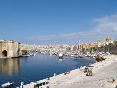 Den eksotiske hovedstaden Valletta er en spennende og vakker by dominert av solide festningsverk fra 1500- og 1600-tallet Malta, Gozo, Valletta, Mdina, Johanitter-ordenen, Jean de vallette, korsfarere, Unescos liste over Verdensarven, Normannere, St Johns Co-Cathedral, St Paul, Paulus