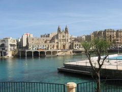 Fra St.-Julians Bay i Valletta hvor det kirken til tross, finnes et rikt underholdningsliv på nettene St Julian, Malta, templene, Unescos liste over Verdensarven, korsfarere, Johanitter-ordenen, renessansen barokken, Valletta, Malta