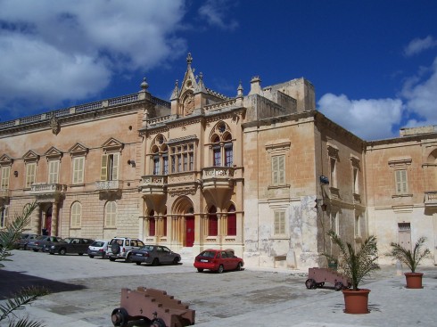 Det gotiske erkebispepalasset i Mdina ligger ved siden av St Pauls Cathedral og ble bygd på 1300-tallet - delvis ødelagt av jordskjelvet i år 1693 og gjenoppbygd i år 1722 Mdina, Malta, templene, Unescos liste over Verdensarven, korsfarere, Johanitter-ordenen, renessansen barokken, Valletta, Malta