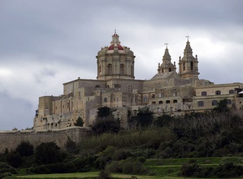 Mdina ligger bak kraftige bymurer, bygd av våre fjerne slektninger normannerne - bakenfor stikker kuppelen av St Pauls Cathedral opp Malta, Gozo, Valletta, Fort St. Elmo, Mdina, Johanitter-ordenen, Jean de vallette, korsfarere, Unescos liste over Verdensarven, Normannere, St Johns Co-Cathedral, St Paul, Paulus