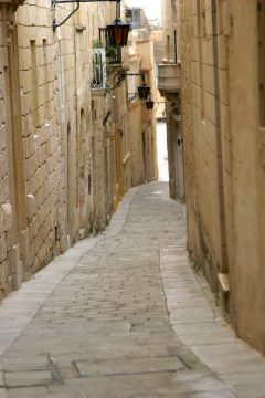 Mdina har middelalder-bebyggelse med mange smale smug, noen av dem kanskje helt tilbake fra romertid Malta, Gozo, Valletta, Fort St. Elmo, Mdina, Johanitter-ordenen, Jean de vallette, korsfarere, Unescos liste over Verdensarven, Normannere, St Johns Co-Cathedral, St Paul, Paulus