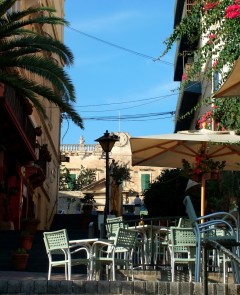 Anyone for gin and tonic? Her er det britiske fremdeles fremtredende - på godt og ikke fullt så godt - i noen av bydelene er nattelivet rølpete Malta, Gozo, Valletta, Mdina, Johanitter-ordenen, Jean de vallette, korsfarere, Unescos liste over Verdensarven, Normannere, St Johns Co-Cathedral, St Paul, Paulus