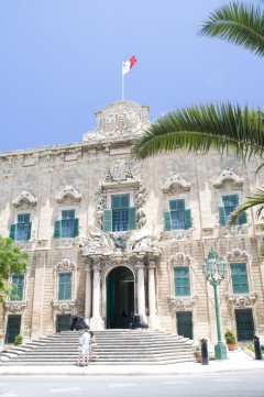 Legg merke til detaljene og utsmykkingen på den forseggjorte fasaden til det barokke praktbygget Auberge des Catalanes Malta, Auberge des Catalanes, Gozo, Valletta, Fort St. Elmo, Mdina, Johanitter-ordenen, Jean de vallette, korsfarere, Unescos liste over Verdensarven, Normannere, St Johns Co-Cathedral, St Paul, Paulus