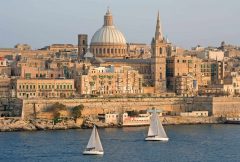Valletta er Maltas hovedstad og kan by på bemerkelsesverdig homogen og storslått arkitektur fra renessansen og barokken Malta, Gozo, Valletta, Mdina, Johanitter-ordenen, Jean de vallette, korsfarere, Unescos liste over Verdensarven, Normannere, St Johns Co-Cathedral, St Paul, Paulus