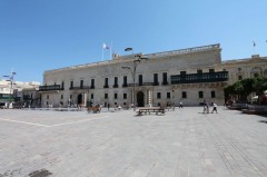 Grand Master's Palace i Valletta er en stor bygning som omfatter to borggårder og huser et flott museum. Foto: Sudika / Wikipedia Malta, Gozo, Valletta, Fort St. Elmo, Mdina, Johanitter-ordenen, Jean de vallette, korsfarere, Unescos liste over Verdensarven, Normannere, St Johns Co-Cathedral, St Paul, Paulus