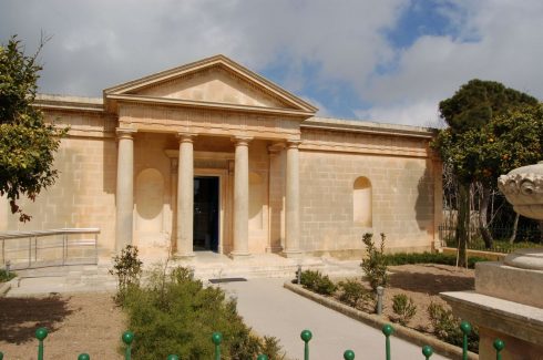 Mdina var opprinnelig øyas hovedstad siden 800 år før Kristus - her er det ikke minst funnet gjenstander og bygningsrester fra romertiden - utstilt i byens flotte romerske museum Malta, Mdina, det romerske museet, Gozo, Valletta, Fort St. Elmo, Mdina, Johanitter-ordenen, Jean de vallette, korsfarere, Unescos liste over Verdensarven, Normannere, St Johns Co-Cathedral, St Paul, Paulus