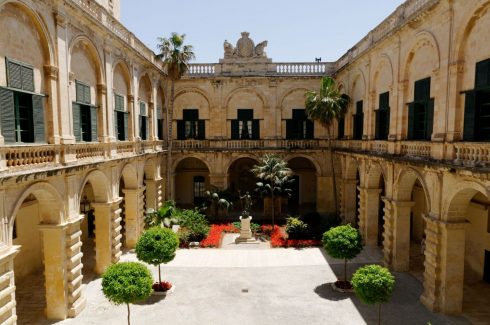 Fra den ene borggården til Grand Master's Palace i Valletta - bygd for stormesteren Jean Valette. Foto: Marie-Lan Nguyen / Wikipedia Malta, Gozo, Valletta, Fort St. Elmo, Mdina, Johanitter-ordenen, Jean de vallette, korsfarere, Unescos liste over Verdensarven, Normannere, St Johns Co-Cathedral, St Paul, Paulus