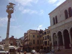 Loggia della Gran Guardia (til høyre) fra år 1523 i renessansestil finner du ved Padovas Piazza dei Signori. Foto: © reisdit.no Loggia della Gran Guardia, Piazza dei Signori, Padova, Piazza delle Erbe, Piazza delle Frutti, Unescos liste over Verdensarven, romerriket, antikken, historiske bydeler, gamlebyen, Veneto, Nord-Italia, Italia