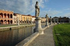 Prato del Valle i Padova er en vakker park med kanaler og en øy i midten. Legg merke til den flotte husrekken til venstre Prato del Valle, Padova, Piazza delle Erbe, Piazza delle Frutti, Unescos liste over Verdensarven, romerriket, antikken, historiske bydeler, gamlebyen, Veneto, Nord-Italia, Italia