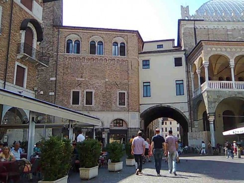 Fra gamlebyen og Piazza delle Frutta og passasjen mellom Palazzo della Ragione og Torre de Municipio. Foto: © reisdit.no Palazzo della Ragione, Padova, Piazza delle Erbe, Piazza delle Frutti, Unescos liste over Verdensarven, romerriket, antikken, historiske bydeler, gamlebyen, Veneto, Nord-Italia, Italia
