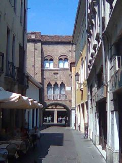 En buegang i Padovas gamleby med venetianske vinduer - kanskje så tidlig som 1200-tallet. Foto: © reisdit.no Padova, Piazza delle Erbe, Piazza delle Frutti, Unescos liste over Verdensarven, romerriket, antikken, historiske bydeler, gamlebyen, Veneto, Nord-Italia, Italia