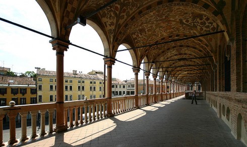 Palazzo della Ragiones vakkert dekorerte arkade med utsikt over Piazza delle Erbe. Foto: Stefan Bauer/Wikipedia Palazzo della Ragiones vakkert dekorerte arkade, Padova, Piazza delle Erbe, Piazza delle Frutti, Unescos liste over Verdensarven, romerriket, antikken, historiske bydeler, gamlebyen, Veneto, Nord-Italia, Italia