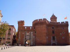 Perpignan - Castillet ble bygd som byport i år 1368 og det eneste som er igjen av bymurene fra middelalderen. Foto: © reisdit.no Perpignan, middelalder, Sør-Frankrike, Frankrike