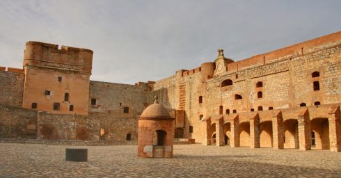 Du bør sette av litt tid til å besøke det flotte Palais des Rois de Majorque påbegynt i år 1276 og fullført år 1308. Palasset ble utvidet på 1400-tallet. Perpignan, Palais de Rois de Majorque, middelalder, Sør-Frankrike, Frankrike