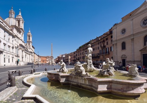 Piazza Navona med Giacomo della Portas Fontana del Moro fra år 1575 - skulpturen midt i - en maurer som kjemper med en delfin er hugd av Bernini og ble tilført i år 1653. Verdenskunst er til stede over alt i denne uutømmelige skattkisten av en by. Roma, Unescos liste over Verdensarven, antikken, den evige stad, Tiber, Vatikanet, Panthon, Roma, Midt-Italia, Italia