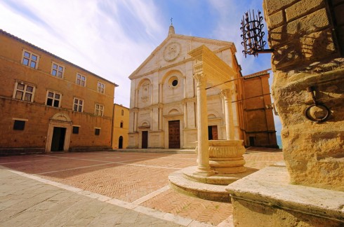 På denne berømte, kjegleformede plassen lot pave Pius II arkitekten Bernardo Rosselini oppføre en Duomo, et rådhus og pavepalasset Palazzo Piccoloini. Plassen ble ikke uventet hetende Piazza Pio II Bernardo Rosselini, Piazza Pio II, Duomo , Pienza, middelalder, romansk, historisk, renessanse, Toscana, Midt-Italia, Italia