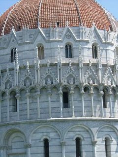 Dåpskapellet på bildet, katedralen og campanilen er tegnet og bygd som én arkitektonsik helhet. Foto: © reisdit.no Pisa, Unescos liste over Verdensarven, historisk, etruskere, gamleby, romensk-pisansk, katedral, Campo dei Miracoli, Toscana, Midt-Italia, Italia