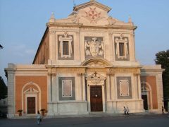 Piazza dei Cavlieri: Kirken Santo Stefano dei Cavalieri fra siste del av 1500-tallet er, sammen med plassen, tegnet av Vasari. Foto: © reisdit.no Pisa, pisansk romansk, arkitektur, middelalder, renessanse, Arno, Campo dei Miracoli, katedral, baptisteria, kampanile, Unescos liste over Verdensarven, historisk bydel, museer, gamleby, etruskerne, Toscana, Midt-Italia, Italia